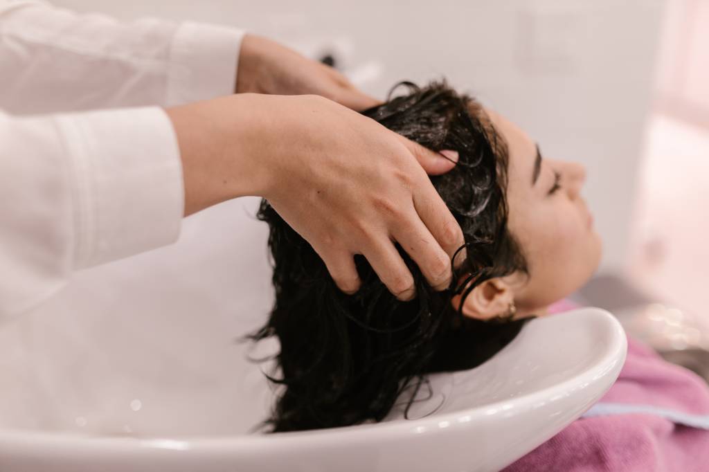pexels-rodnae-productions-7755473 Essa massagem pode ser feita por especialistas ou em casa.