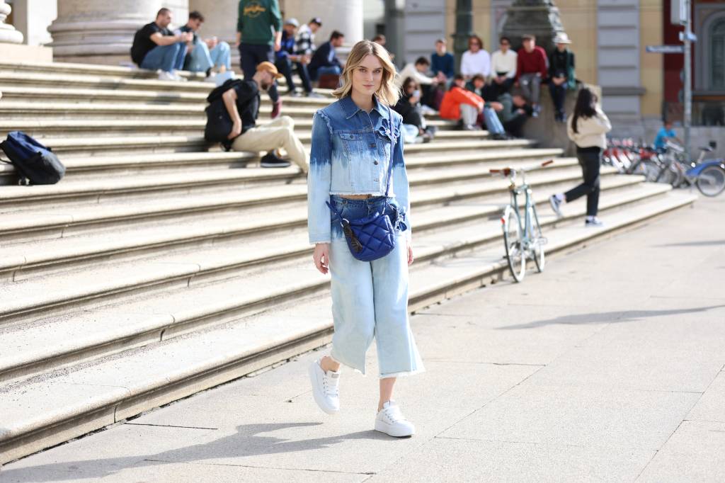 Kim Hnizdo Street Style Shooting In Munich tendências meia-estação jaqueta jeans tie-dye