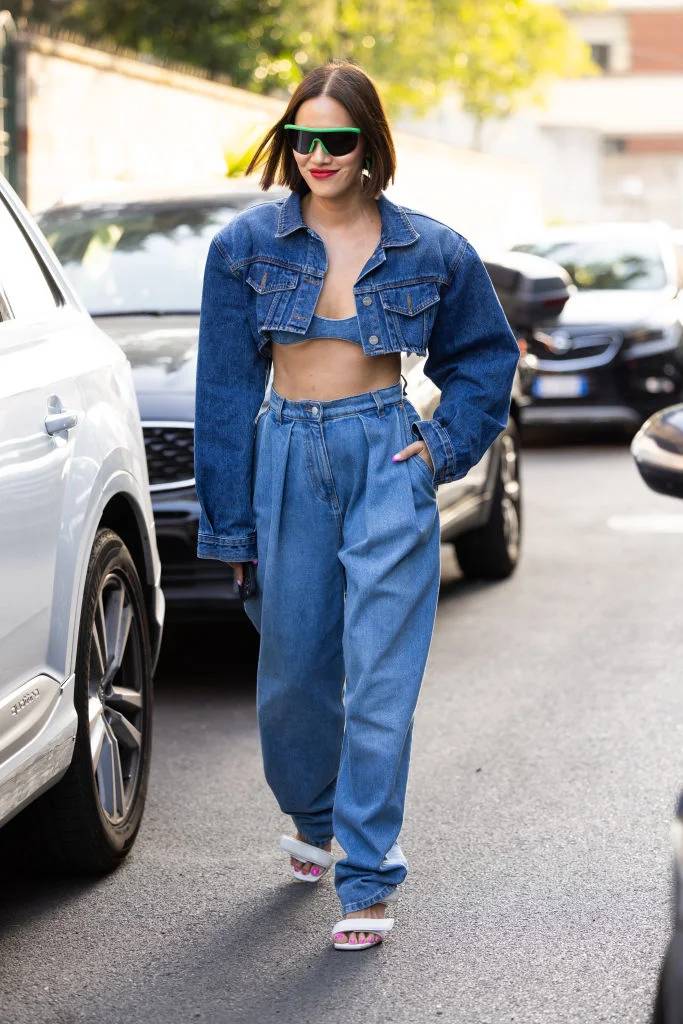tendencias-outono-inverno-jaqueta-jeans-crop Tendência para outono/inverno 2023: jaqueta jeans cropped.