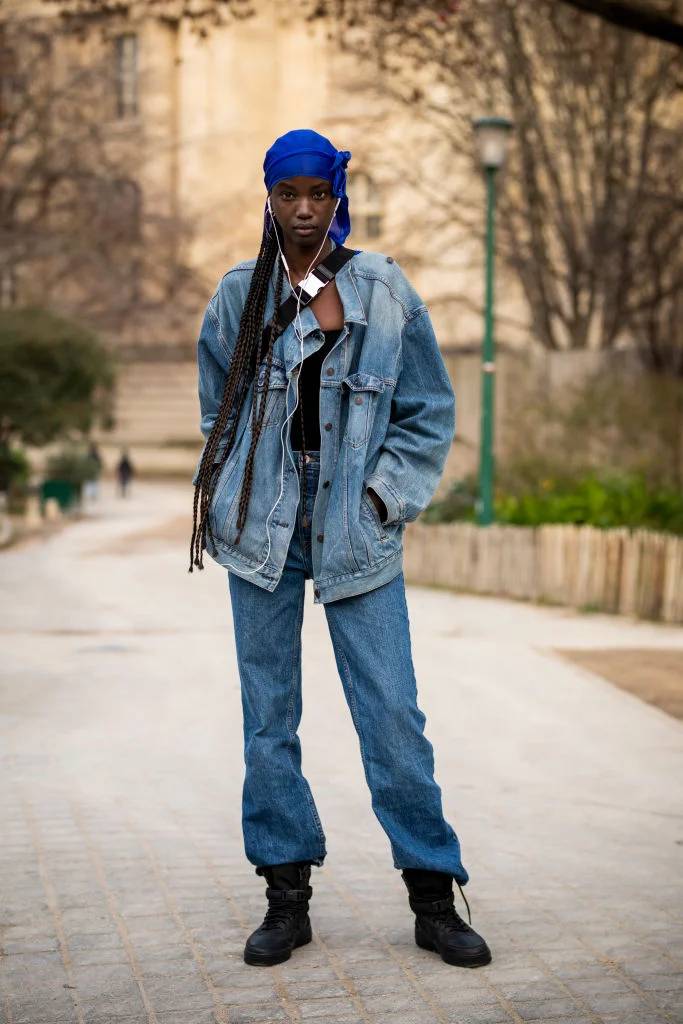 tendencias-outono-inverno-jaqueta-jeans-oversized Tendência para outono/inverno 2023: jaqueta jeans oversized.