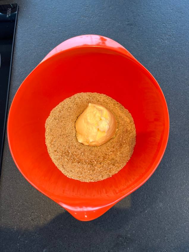 Coloque a manteiga em ponto de manteiga na farinha de biscoito maisena Coloque a manteiga em ponto de manteiga na farinha de biscoito maisena