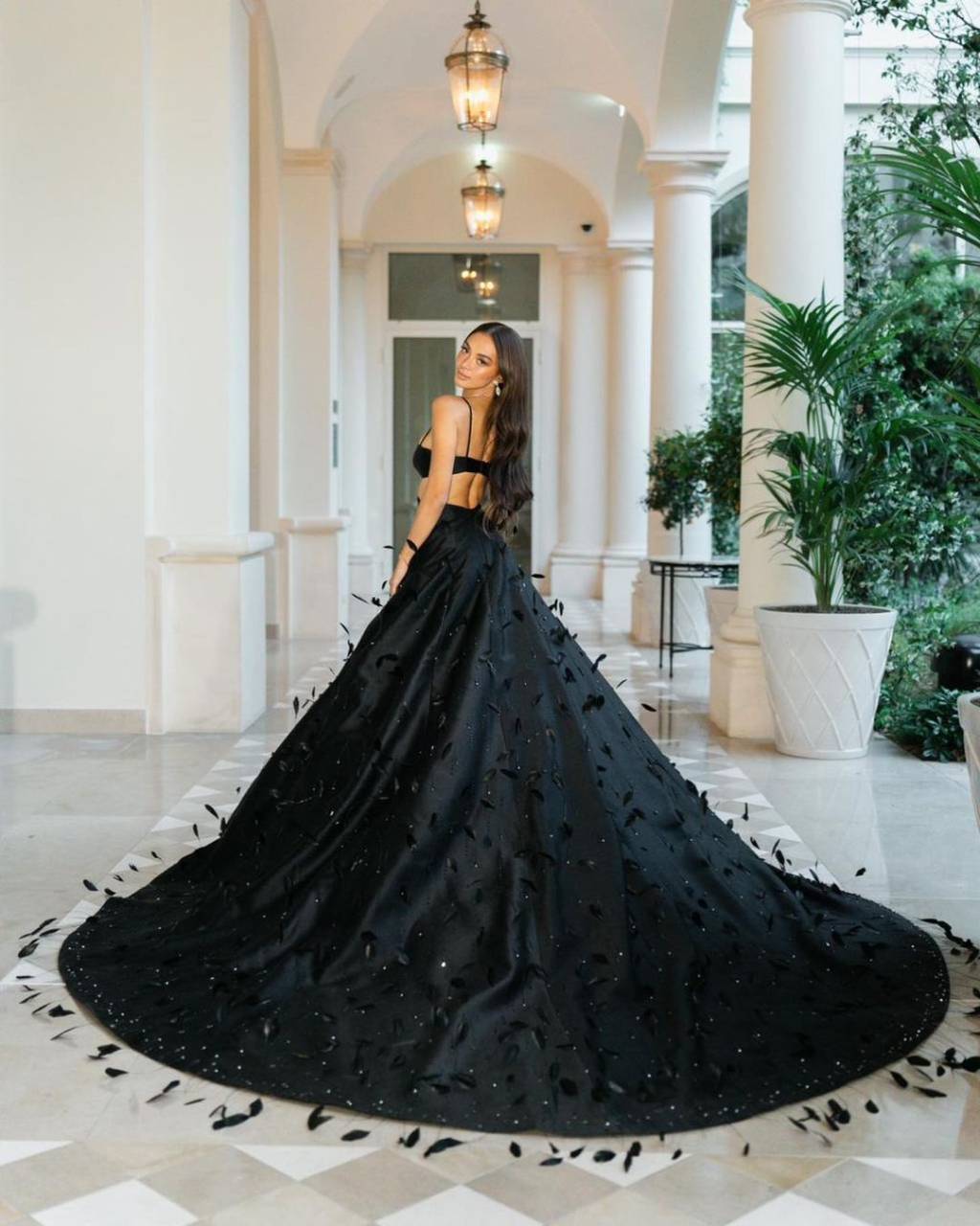 Kylie Verzosa A modelo filipina Kylie Verzosa escolheu uma grife das Filipinas, a Mark Bumgarner, para usar em Cannes 2023.