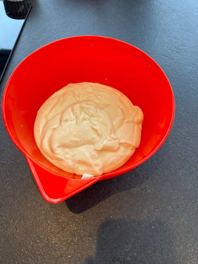 Derreta no micro-ondas, verificando de 30 em 30 segundos, até obter uma ganache, com cuidado para não queimar. Misture bem até virar um creme. Derreta no micro-ondas, verificando de 30 em 30 segundos, até obter uma ganache, com cuidado para não queimar. Misture bem até virar um creme.