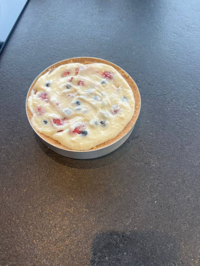 Acrescente as frutas no meio do creme e leve para gelar. Acrescente as frutas no meio do creme e leve para gelar.