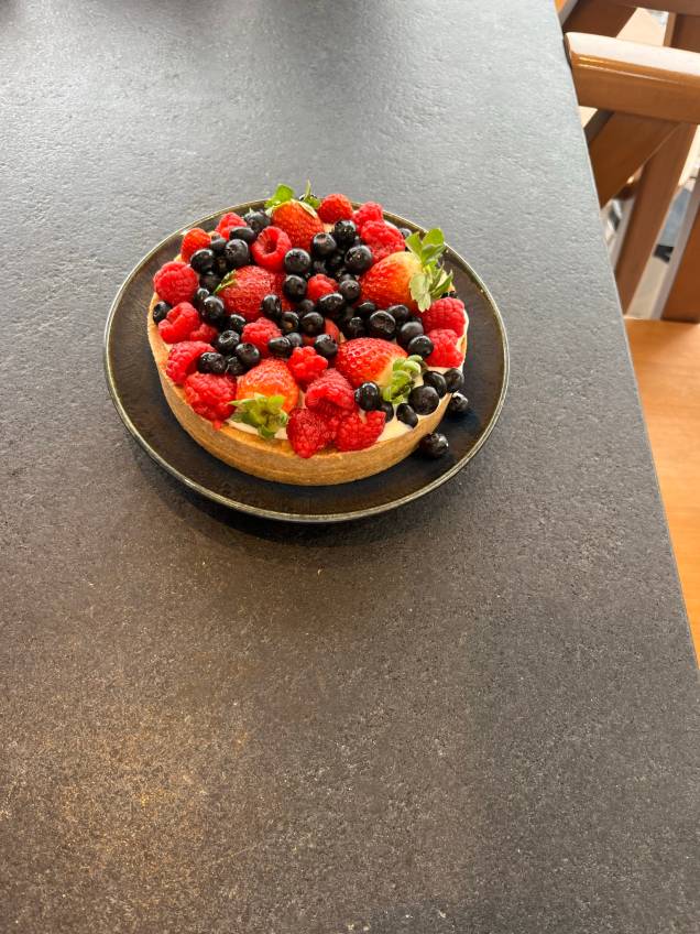 Para finalizar, decore com mais frutas. Se quiser, peneire leite em pó ou açúcar de confeiteiro. Está pronto! Para finalizar, decore com mais frutas. Se quiser, peneire leite em pó ou açúcar de confeiteiro. Está pronto!