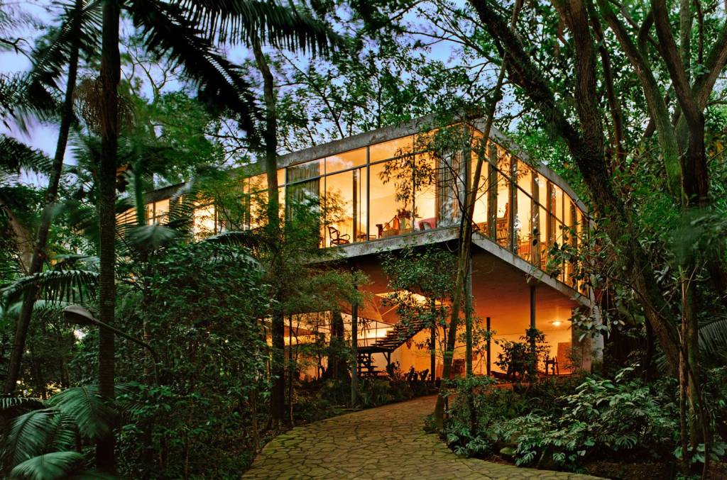 Casa de Vidro Lina Bo Bardi A Casa de Vidro é uma renomada obra arquitetônica projetada pela arquiteta ítalo-brasileira Lina Bo Bardi