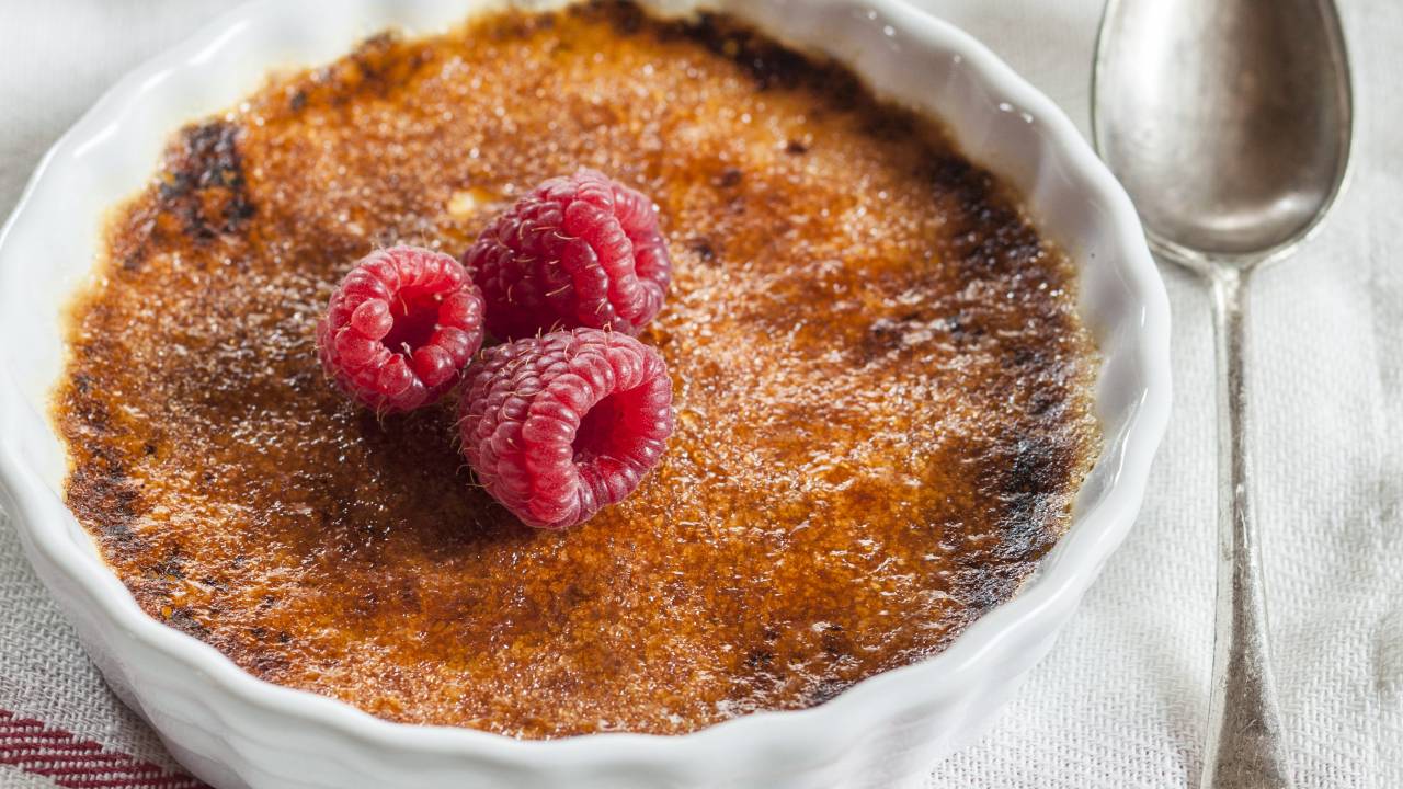 O créme brûlée é uma sobremesa clássica da culinária francesa