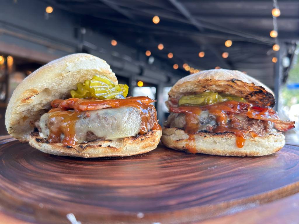 Hambúrguer com bacon e barbecue (JackBacon BBQ) Hambúrguer com bacon e barbecue (JackBacon BBQ)