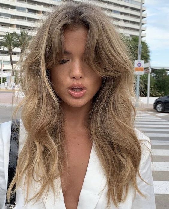 MATILDA-DJERF-honey-blonde Cores de cabelo para inverno 2023.