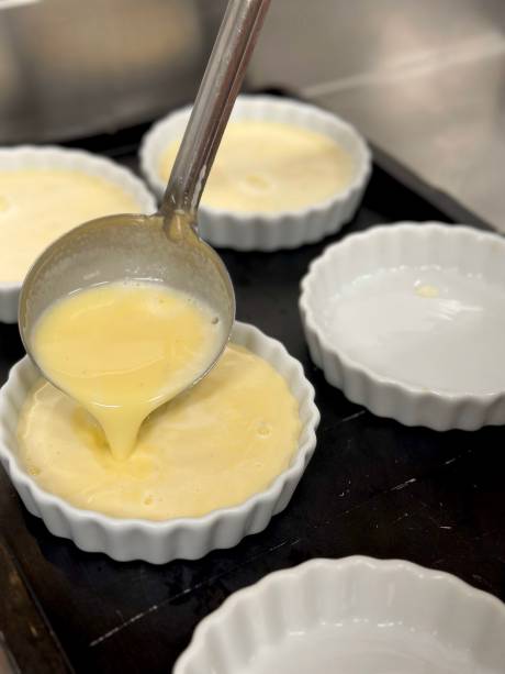 Passo 4: Disponha a base do crème brûlée nos ramequins, mas sem encher até a boca