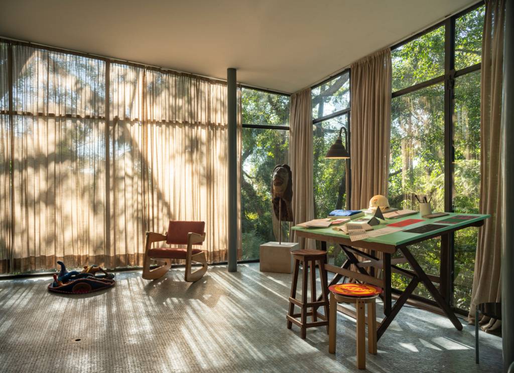 Bottega Veneta celebra cultura brasileira na Casa de Vidro, em SP