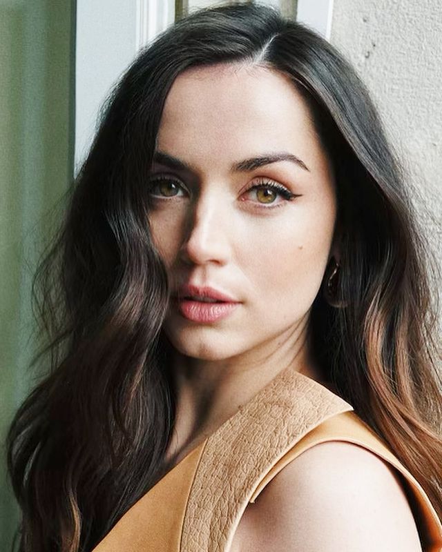 ana-de-armas-all-over-brunette Cores de cabelo para inverno 2023.