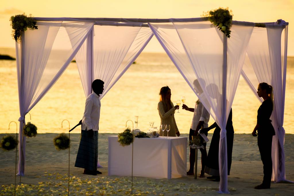 Casamento na praia Pessoas se casando na praia