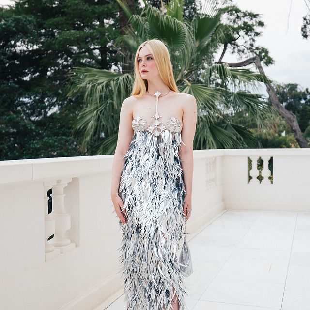 Elle Fanning veste Paco Rabanne.