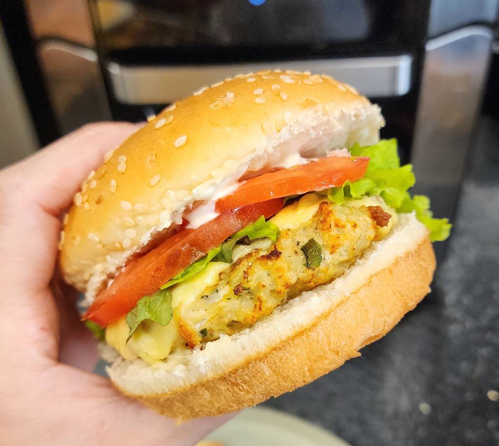 Hambúrguer de frango na fritadeira elétrica Hambúrguer de frango na fritadeira elétrica