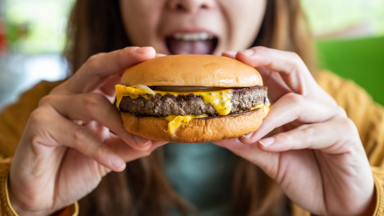 Dieta repleta de gorduras e frituras traz consequências nutritivas.