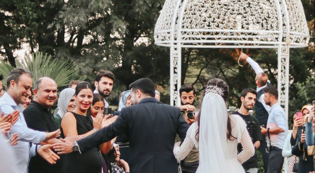 Casamento Noivos e convidados do casamento juntos