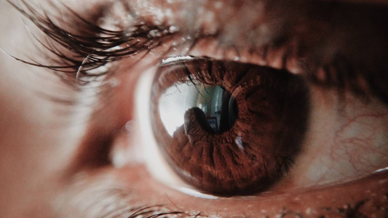 Especialista afirma que "ter cílios saudáveis, também é ter olhos saudáveis".