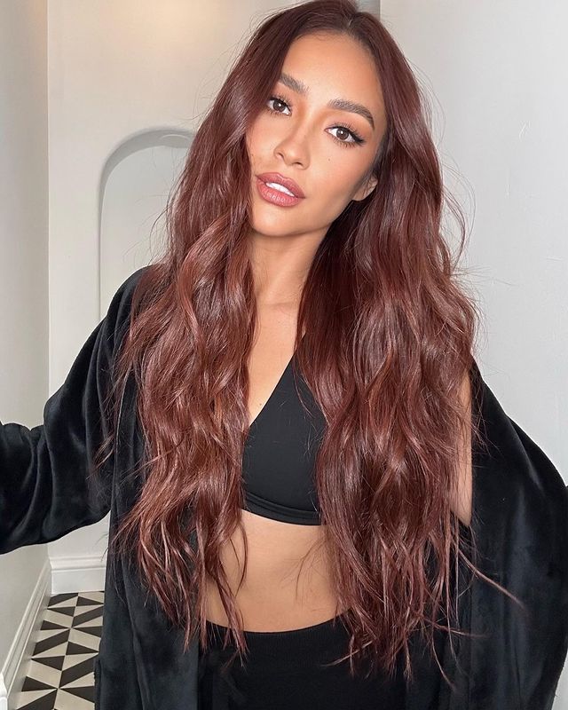shay-mitchell-marrom-avermelhado Cores de cabelo para inverno 2023.