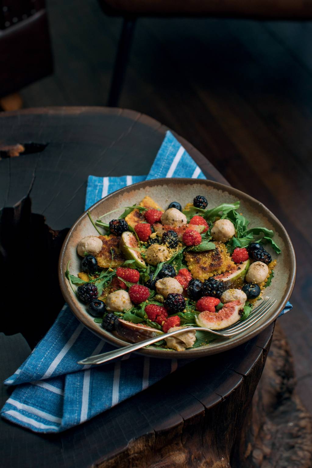 Receber: Piccoli Cucina, da chef Kamili Piccoli A Cane D’oro é uma salada morna que combina ravioli de trufas negras, rúcula selvagem, frutas vermelhas frescas e noz-pecã