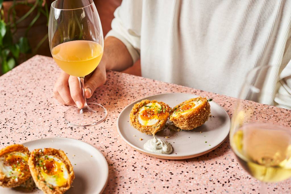SiriOvo – ovo mole encamisado com carne de siri, empanado e frito, aïolli com bottarga_Borgo_Festival de Tapas_Créditos_ Laís Acsa SiriOvo: ovo mole encamisado com carne de siri, empanado e frito, aïolli com bottarga, prato do Borgo