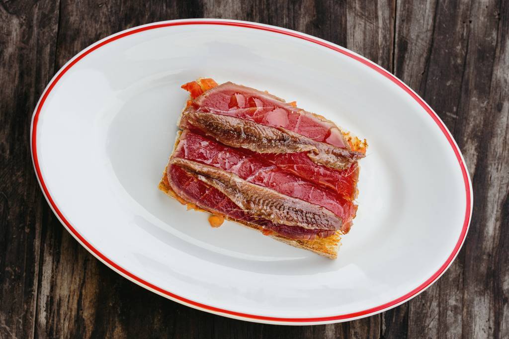 Tostadinha de tomatinho, anchovas e atum_Adega Santiago_Festival de Tapas_Créditos_ Thays BittarAdega Santiago_Festival de Tapas_Crédito_ Thays Bittar Tostadinha de tomatinho, anchovas e atum, da Adega Santiago