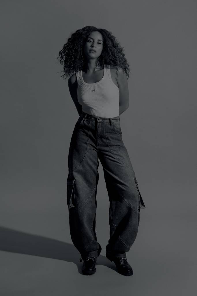 domitila-barros-revista-claudia-1 Regata, Hist; jeans, Another Place; mocassim, Sarah Chofakian.