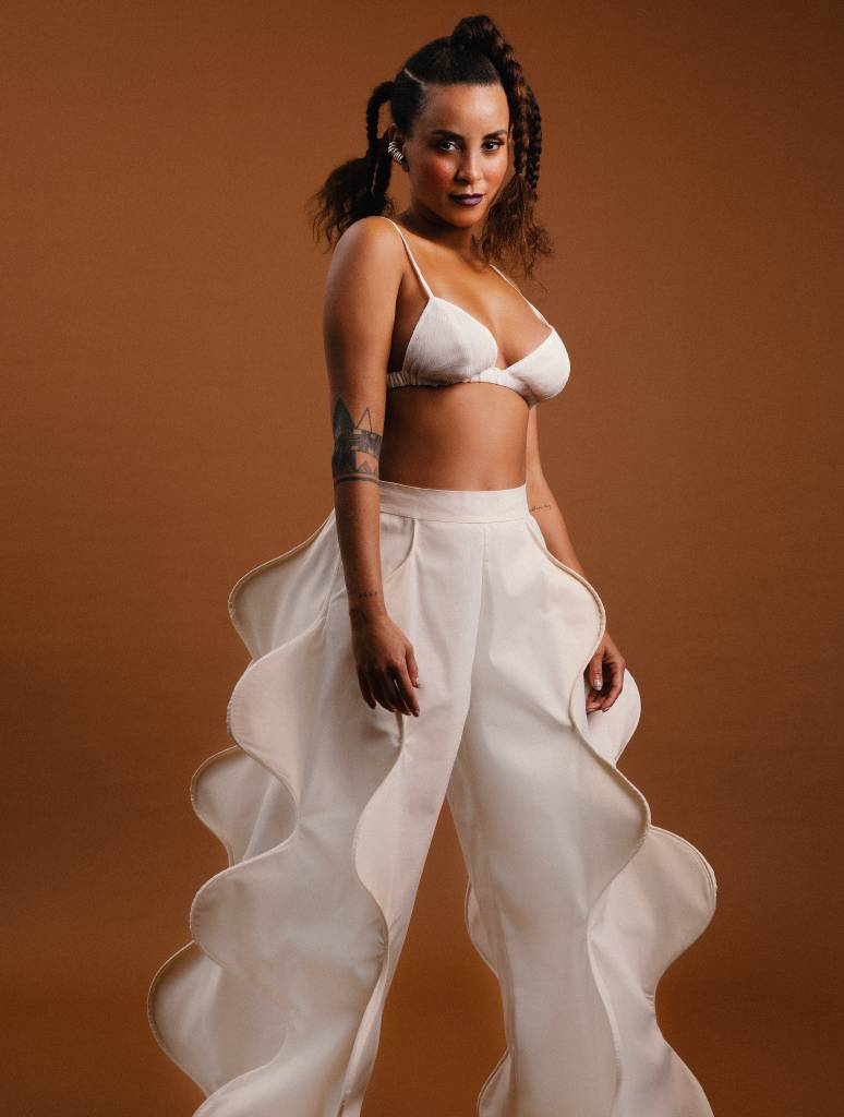 domitila-barros-revista-claudia-7 top, Flavia Aranha; calça, Ateliê Opus; piercings, Usejoias