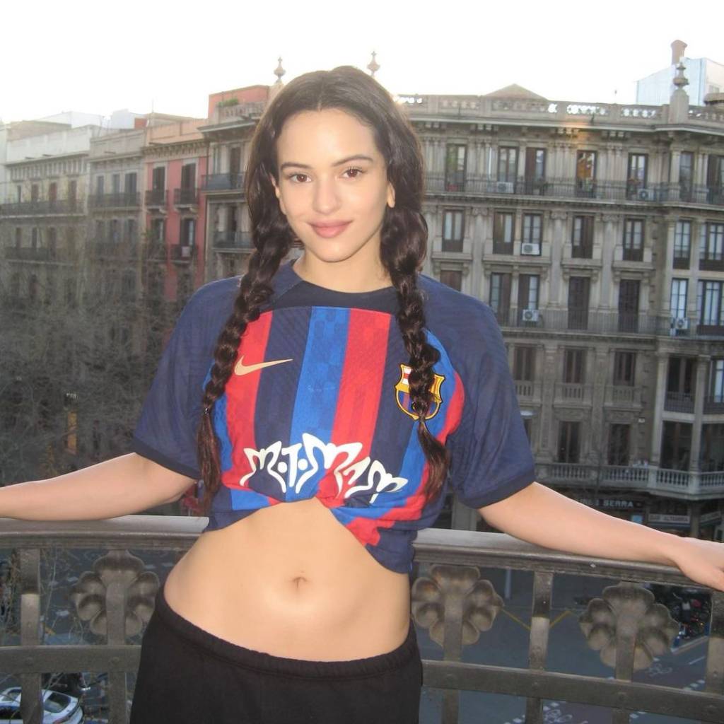 blokecore-Rosalia Cantora espanhola Rosalía usando camisa oficial e personalizada do time de futebol Barcelona