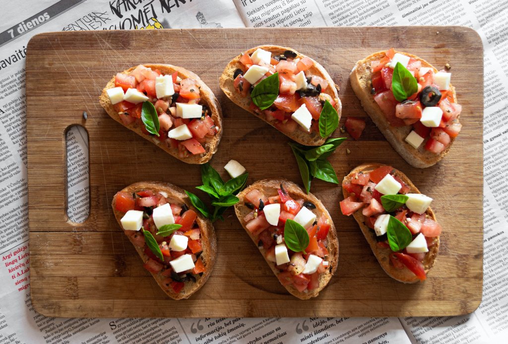 Bruschetta de tomate, manjericão e queijo de cabra