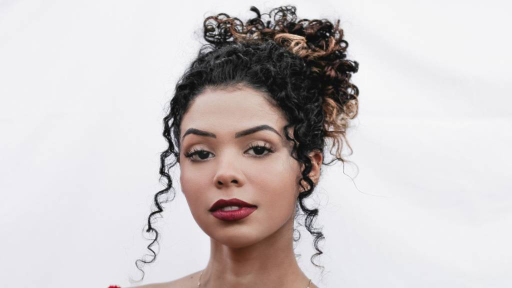 7 penteados estruturados para crespas e cacheadas