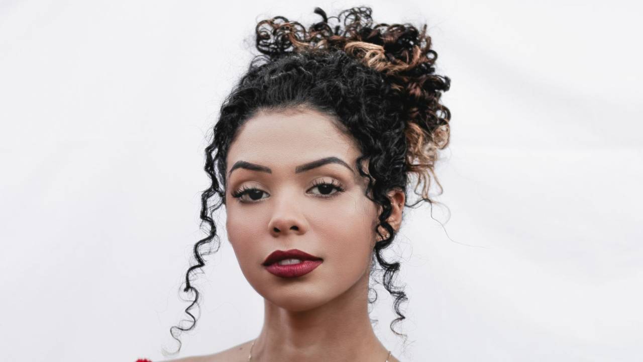 Invista em realizar penteados que valorizem ainda mais a curvatura do seu cabelo e e inspire-se para fazer do seu jeito