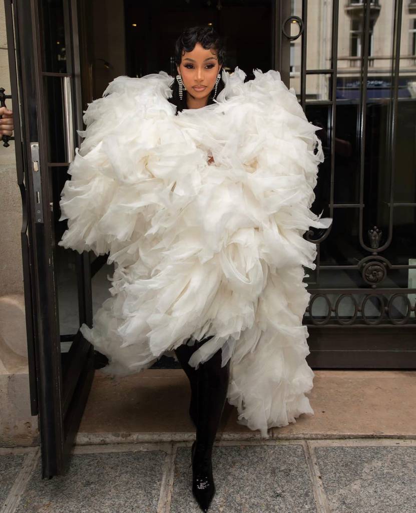 IMG_0837 Cardi B em caminho ao desfile da Balenciaga com jaqueta de plumas branca