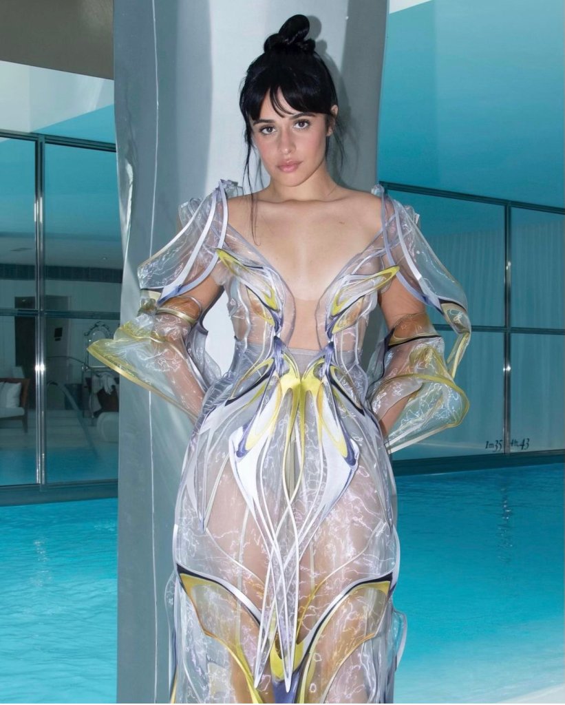Camila Cabello em vestido transparente da Iris Van Herpen