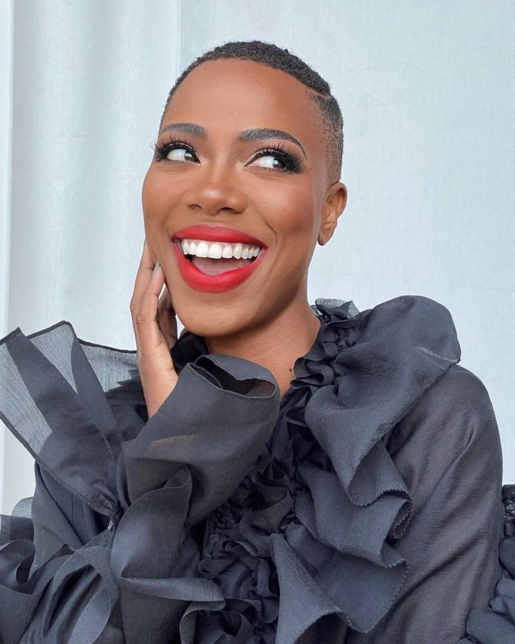 batom-vermelho-matte-Yvonne-Orji Yvonne Orji com batom vermelho