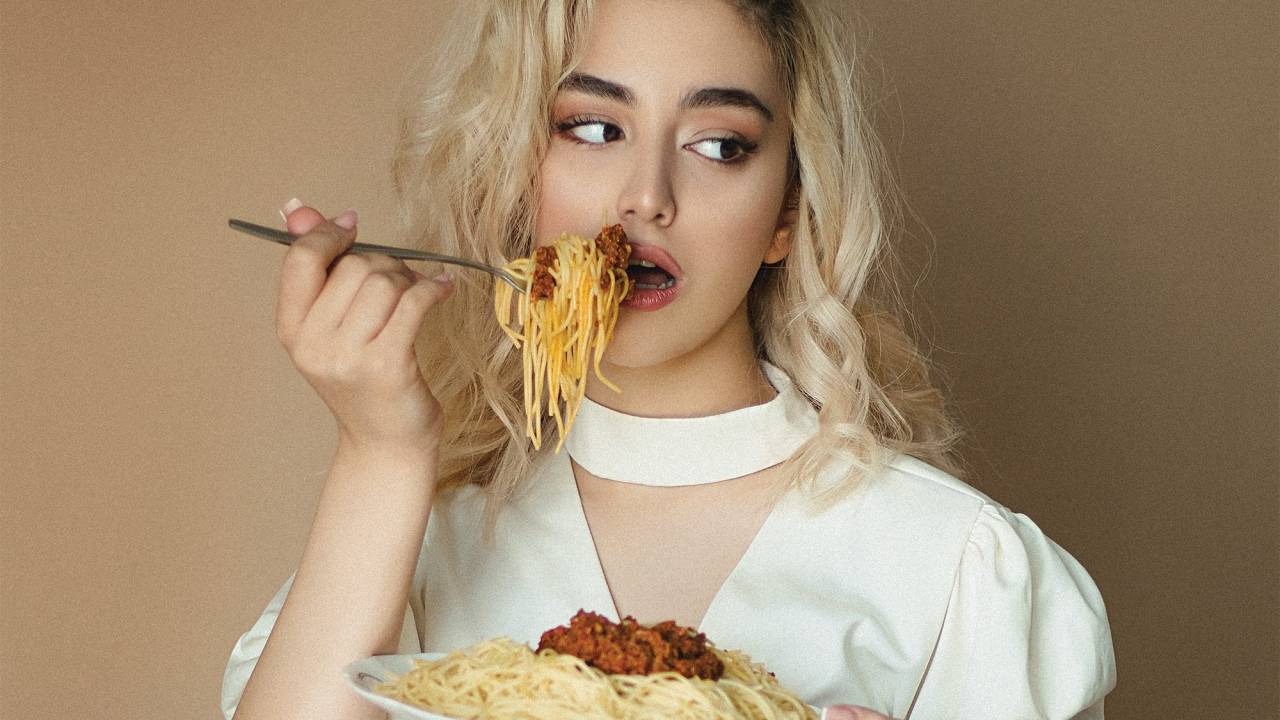 Mulher comendo macarrão