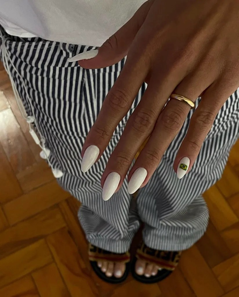 nail art minimalista de copa do mundo - branco com a bandeira do brasil