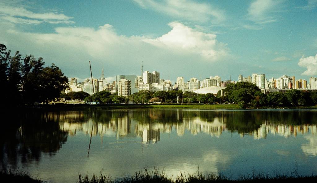 São Paulo Na capital paulista, a previsão é de que as temperaturas caiam até sábado, ficando com a mínima entre os 11º graus.