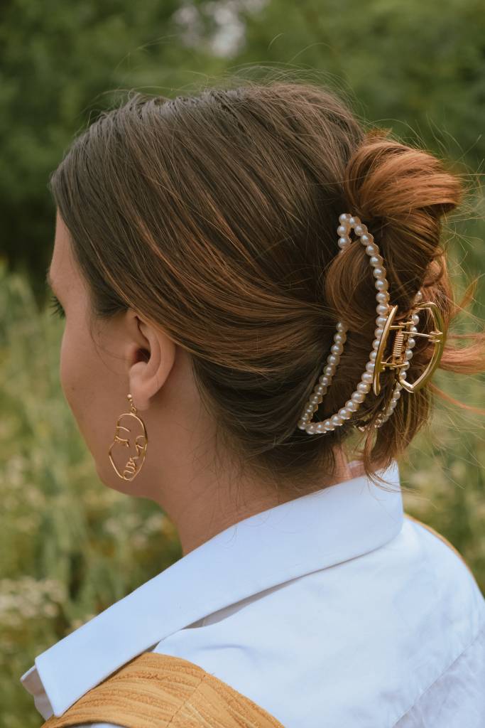 Presilha para cabelo com pérolas nos detalhes Presilha de cabelo decorada com pérolas