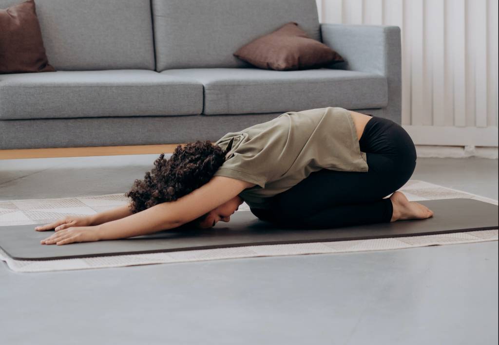 Fortalecer costas Mulher praticando Yoga para fortalecer as costas