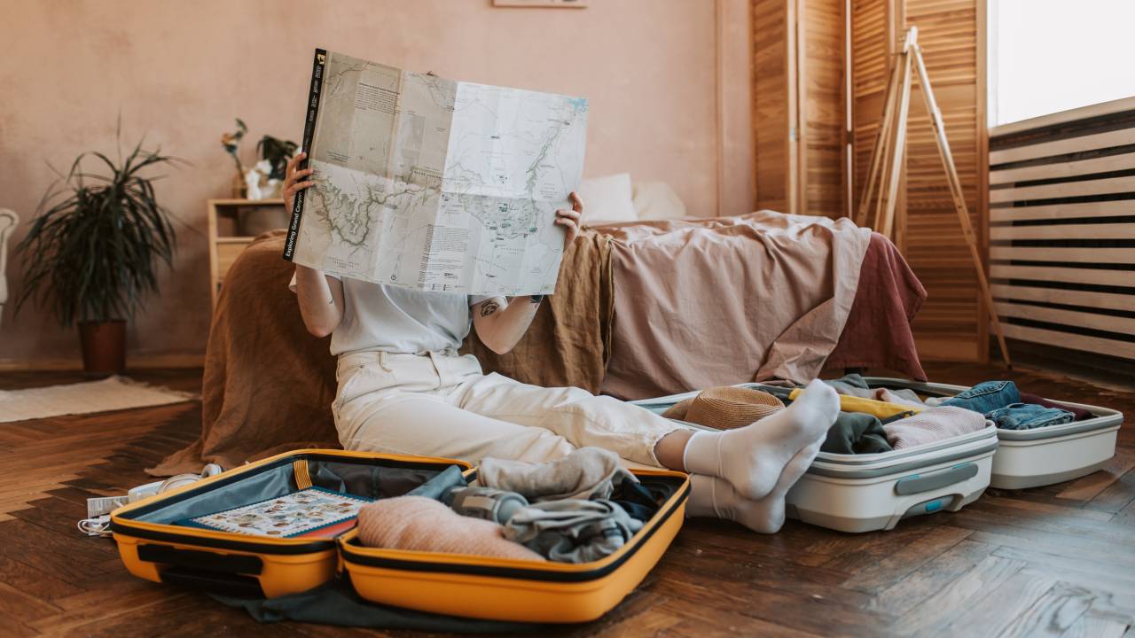 Como arrumar sua mala de viagem de acordo com o clima?