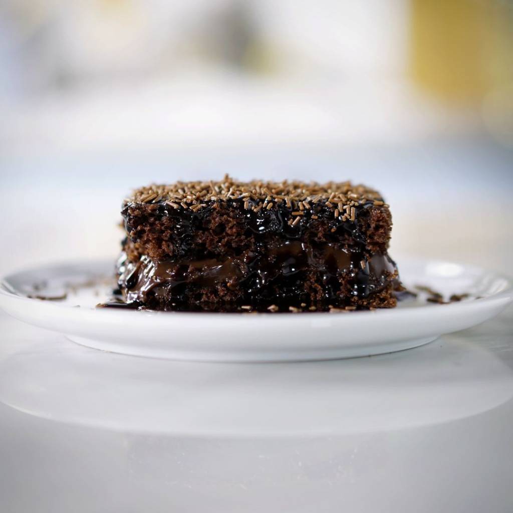 Bolo de Chocolate Recheado de Brigadeiro Bolo de Chocolate Recheado de Brigadeiro