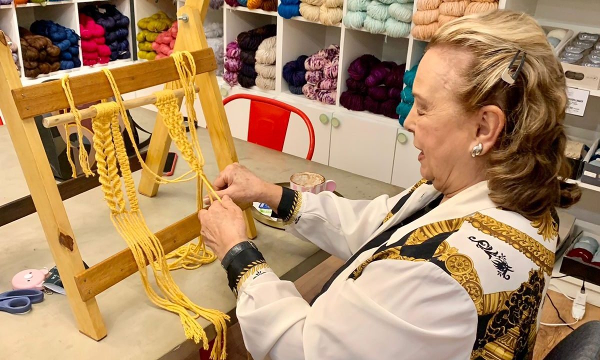 A professora aposentada Christina Ferreira, de 80 anos, pôde presenciar na prática os benefícios das aulas de macramê