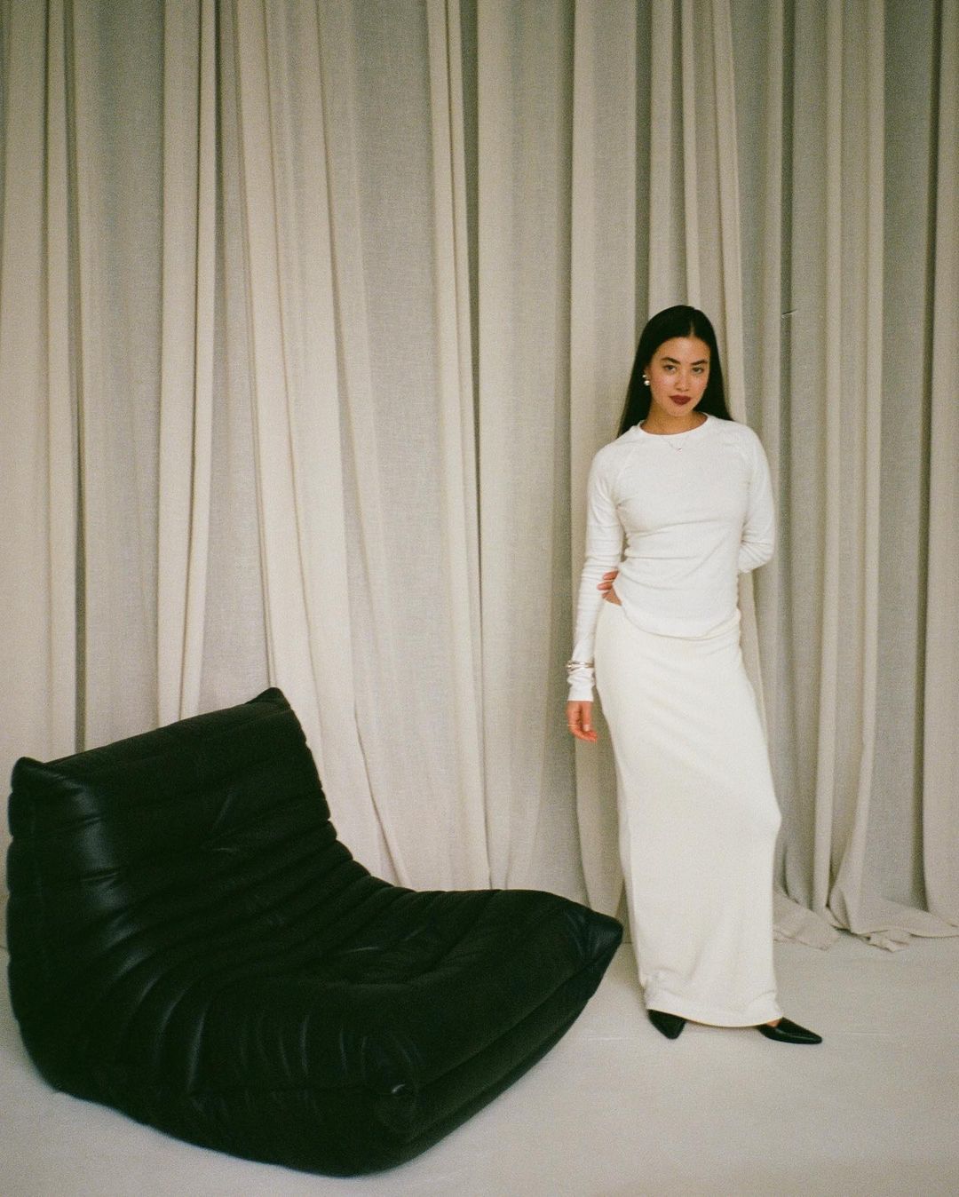 Mulher usando look elegante com saia longa