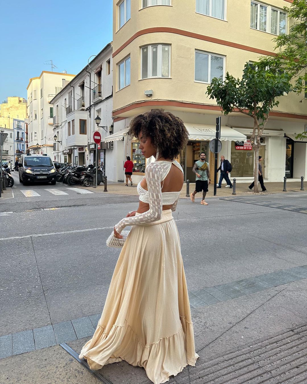 Mulher usando look rom&acirc;ntico com saia longa