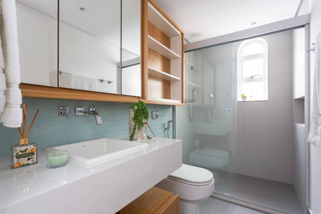 banheiro-estilo retrô-modernidade-inspirações-revestimentos Banheiro vintage com revestimento em tons de azul e armários amadeirados com espelho