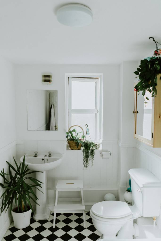 banheiro-retrô-classicos-modernidade-piso-hidráulico Banheiro vintage/retrô com piso quadriculado e louças mais clean, em tons de branco e off-white