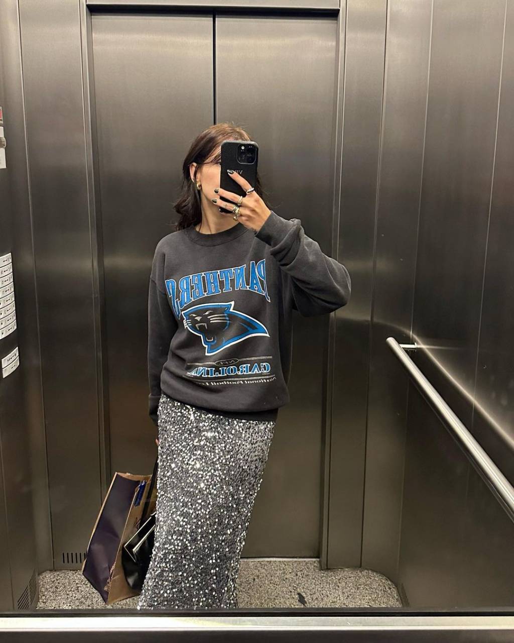 brilho-ref-disco Os paetês e os tecidos brilhante podem ornar com looks mais casuais.