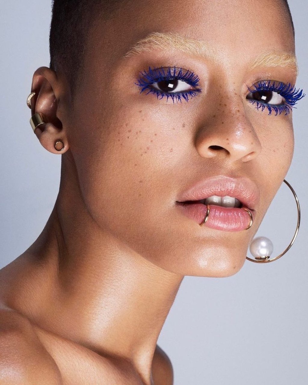 Maquiagem conceitual com rímel azul feita por Tyron Machhausen na modelo Iman Mariah.