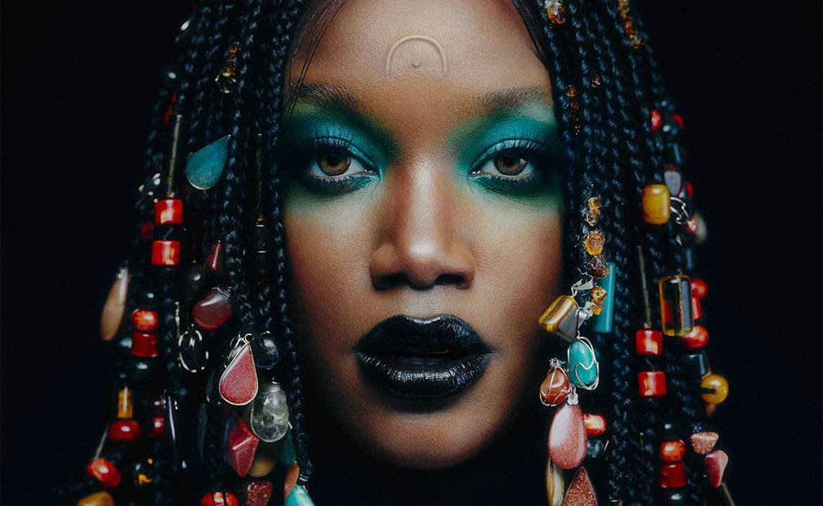 IZA chega com visual de deusa grega com o lançamento do novo álbum e faz parte dos lançamentos da semana